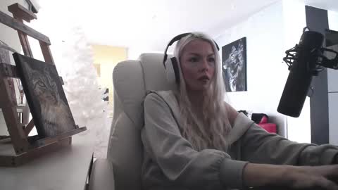 stage Kylie Sinner  brand CLITBAIT online show from February 11, 2026, 5:18 pm