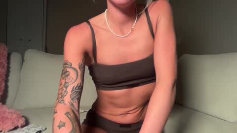 tinytayy online show from June 3, 2026, 3:42 am