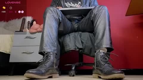 Snapshot of tom_brown12 chatting on November 6, 2025, 1:39 am Tom online show from November 6, 2025, 1:39 am