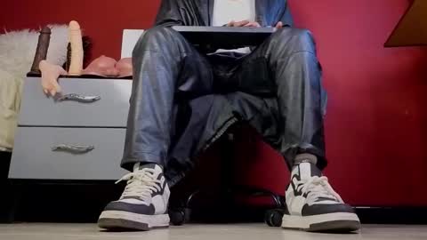 Snapshot of tom_brown12 chatting on November 7, 2025, 12:54 am Tom online show from November 7, 2025, 12:54 am