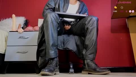 Snapshot of tom_brown12 chatting on November 19, 2025, 2:11 am Tom online show from November 19, 2025, 2:11 am