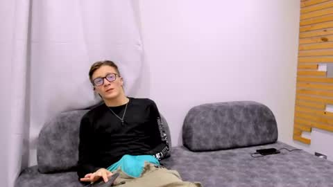 Snapshot of tom_kinky_ chatting on June 19, 2026, 6:34 pm Tom online show from June 19, 2026, 6:34 pm