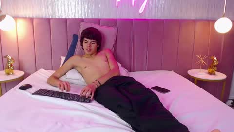 Snapshot of tombakker chatting on December 1, 2024, 4:29 pm Tomm online show from December 1, 2024, 4:29 pm