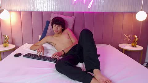 Snapshot of tombakker chatting on December 1, 2024, 10:43 pm Tomm online show from December 1, 2024, 10:43 pm