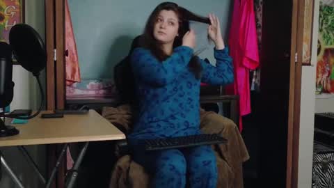 TreeJeanne online show from September 19, 2025, 9:59 pm