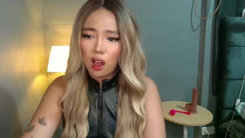 trexie_fucks15 online show from November 4, 2025, 5:45 pm