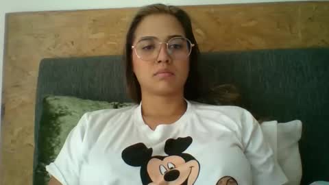triana_bell online show from December 1, 2025, 3:28 pm