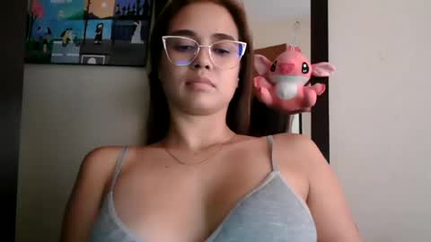 triana_bell online show from June 18, 2026, 8:57 pm