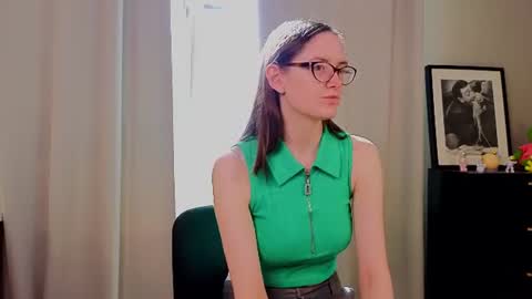 Snapshot of trishdelafontaine chatting on July 29, 2026, 4:21 am Viola online show from July 29, 2026, 4:21 am