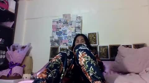 Trishia00 online show from November 13, 2025, 1:43 pm