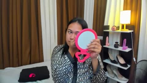 Karen Oquio online show from October 12, 2025, 4:44 am