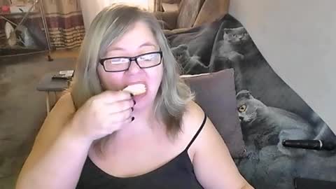 Lana online show from December 4, 2025, 2:10 am