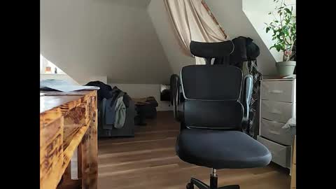 Snapshot of tw1ky9o chatting on November 12, 2025, 2:28 pm Tobi online show from November 12, 2025, 2:28 pm