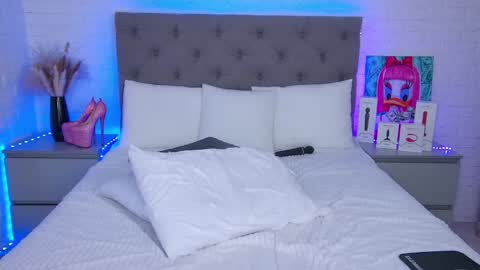 Hallie online show from February 18, 2025, 1:54 am