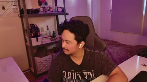 Snapshot of tweezerdick chatting on December 17, 2024, 8:32 pm iwasD3nse online show from December 17, 2024, 8:32 pm