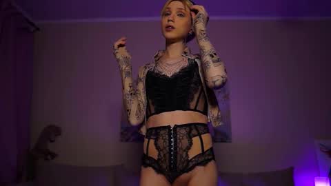 Snapshot of twiinkie_pie chatting on September 27, 2025, 5:29 pm Maria 3 online show from September 27, 2025, 5:29 pm