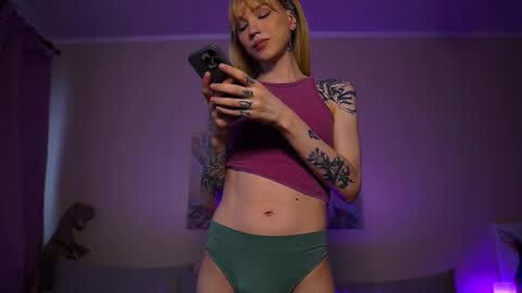 Snapshot of twiinkie_pie chatting on October 1, 2025, 4:51 am Maria 3 online show from October 1, 2025, 4:51 am