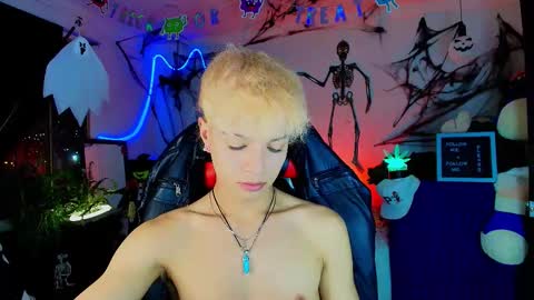 Snapshot of twink_sebas_ chatting on October 30, 2025, 4:47 am Bad boy sebastian online show from October 30, 2025, 4:47 am