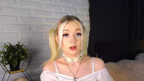 Snapshot of twinklefluff chatting on October 1, 2025, 3:51 pm twinklefluff online show from October 1, 2025, 3:51 pm