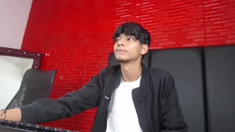 tyler_wolf_1 online show from October 14, 2025, 12:28 pm