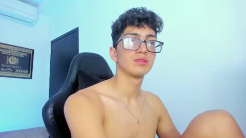 Snapshot of tylerwhiite_ chatting on February 8, 2025, 9:35 am online show from February 8, 2025, 9:35 am