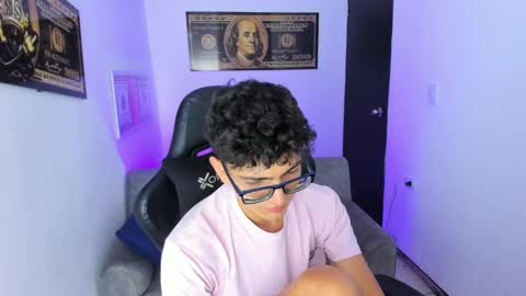 Snapshot of tylerwhiite_ chatting on March 2, 2025, 2:51 am online show from March 2, 2025, 2:51 am