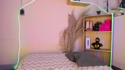 tylla__ online show from April 5, 2026, 5:15 am