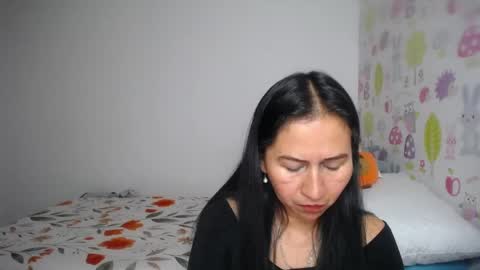 Snapshot of tyna_b chatting on May 19, 2026, 4:13 pm Tyna online show from May 19, 2026, 4:13 pm