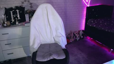 Snapshot of uindi chatting on March 10, 2025, 10:02 pm Izzy online show from March 10, 2025, 10:02 pm