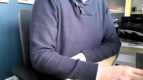 Snapshot of ukshowall chatting on October 17, 2025, 2:30 pm mark online show from October 17, 2025, 2:30 pm