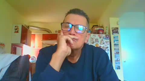 ulmeni7 online show from May 19, 2026, 4:52 am