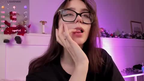 Una  online show from December 19, 2024, 3:19 pm