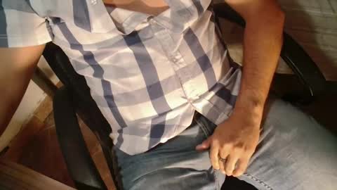 Snapshot of under_thedesk chatting on October 5, 2025, 6:39 pm Giov online show from October 5, 2025, 6:39 pm