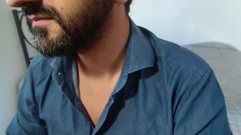 Snapshot of under_thedesk chatting on October 18, 2025, 8:48 am Giov online show from October 18, 2025, 8:48 am