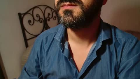 Snapshot of under_thedesk chatting on October 21, 2025, 5:02 pm Giov online show from October 21, 2025, 5:02 pm