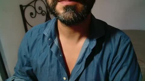 Snapshot of under_thedesk chatting on October 23, 2025, 4:17 pm Giov online show from October 23, 2025, 4:17 pm