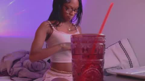 uniqecho online show from March 18, 2026, 12:58 am