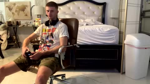 Stepbro online show from February 9, 2025, 9:06 pm