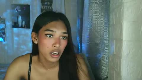 ur_dazzlingmorenaxx online show from December 22, 2025, 3:03 am