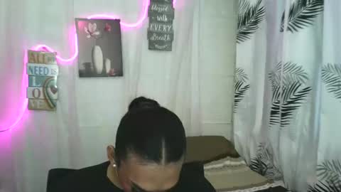 ur_dazzlingmorenaxx online show from June 7, 2026, 2:37 am