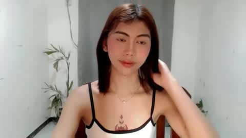 Snapshot of ur_extra_petite chatting on May 5, 2026, 7:00 pm online show from May 5, 2026, 7:00 pm