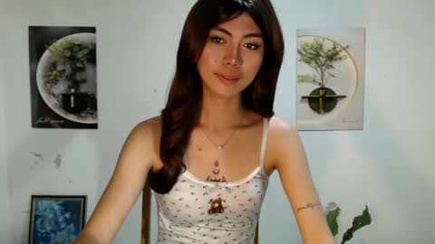 Snapshot of ur_extra_petite chatting on May 19, 2026, 9:32 pm online show from May 19, 2026, 9:32 pm
