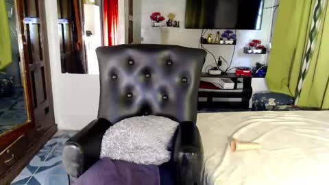 Snapshot of ur_majestyqueen_angelaxxx chatting on December 16, 2024, 1:53 am QUEEN ANGELA online show from December 16, 2024, 1:53 am