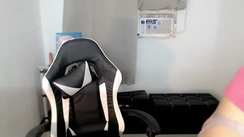 Snapshot of urbaby_kat chatting on September 28, 2025, 6:52 am Kat online show from September 28, 2025, 6:52 am