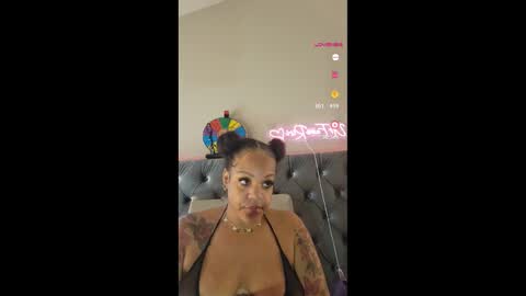 Snapshot of urfaveriri chatting on October 31, 2025, 12:06 pm urfaveriri online show from October 31, 2025, 12:06 pm