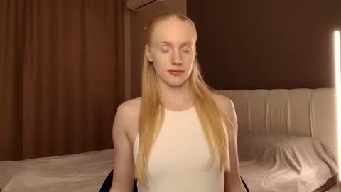 ElizabethLizy online show from May 26, 2026, 5:42 pm