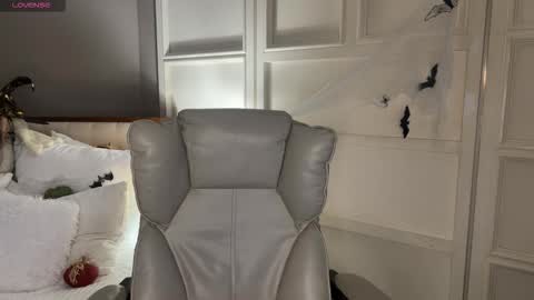 Snapshot of urlillshy chatting on November 1, 2025, 1:07 am Kristina online show from November 1, 2025, 1:07 am