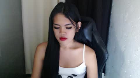 Snapshot of urpinayjenfuckerxxx chatting on February 13, 2025, 2:01 am Jenny online show from February 13, 2025, 2:01 am