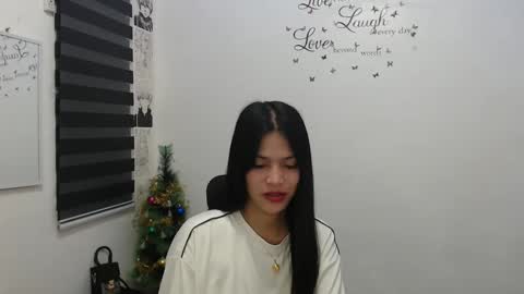 Snapshot of urpreciouspinayxxx chatting on December 19, 2024, 2:13 pm hi im kim online show from December 19, 2024, 2:13 pm