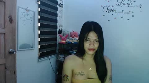 Snapshot of urpreciouspinayxxx chatting on January 14, 2025, 1:36 am hi im kim online show from January 14, 2025, 1:36 am